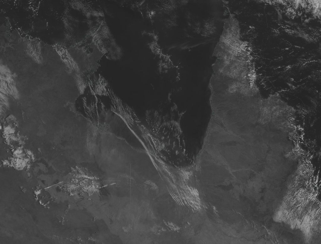 Satelliittikuva Carpentarianlahden yllä kulkevista pitkistä vyörypilvijonoista