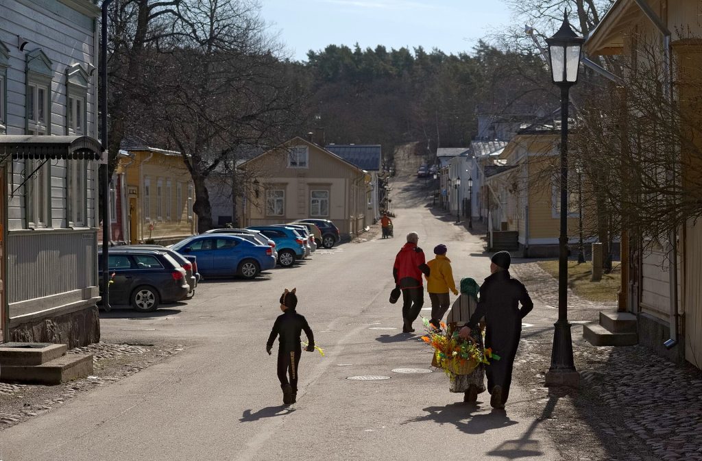 Puutaloja ja mukulakivikatu Naantalin vanhassa kaupungissa