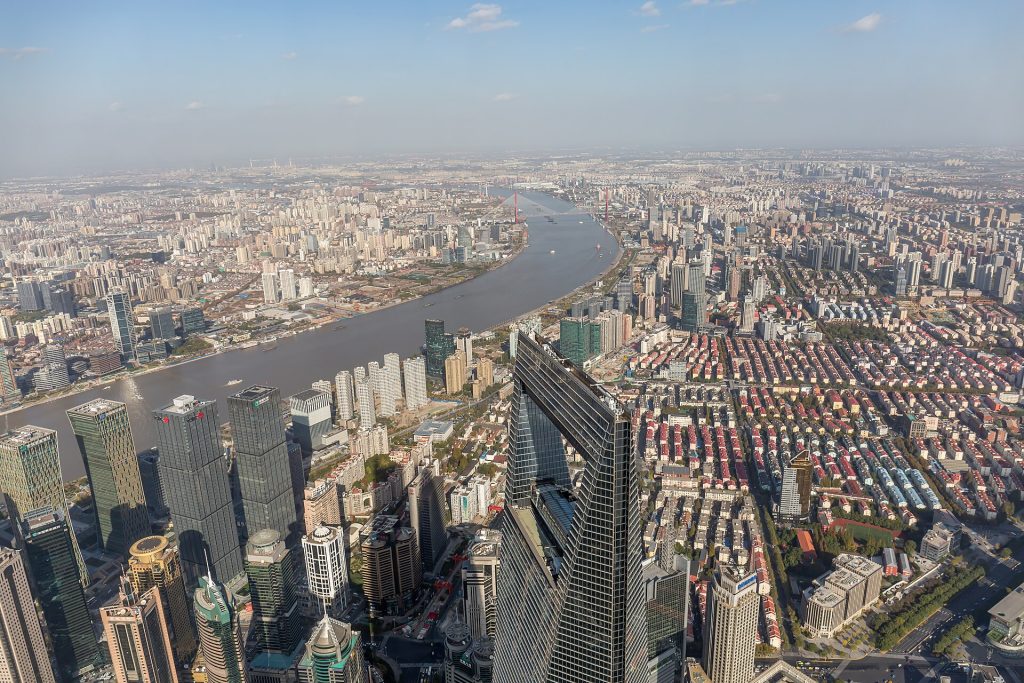 Näkymä Shanghai Towerin näköalakerroksesta alas Lujiazuin pilvenpiirtäjiin ja Huangpu-joelle