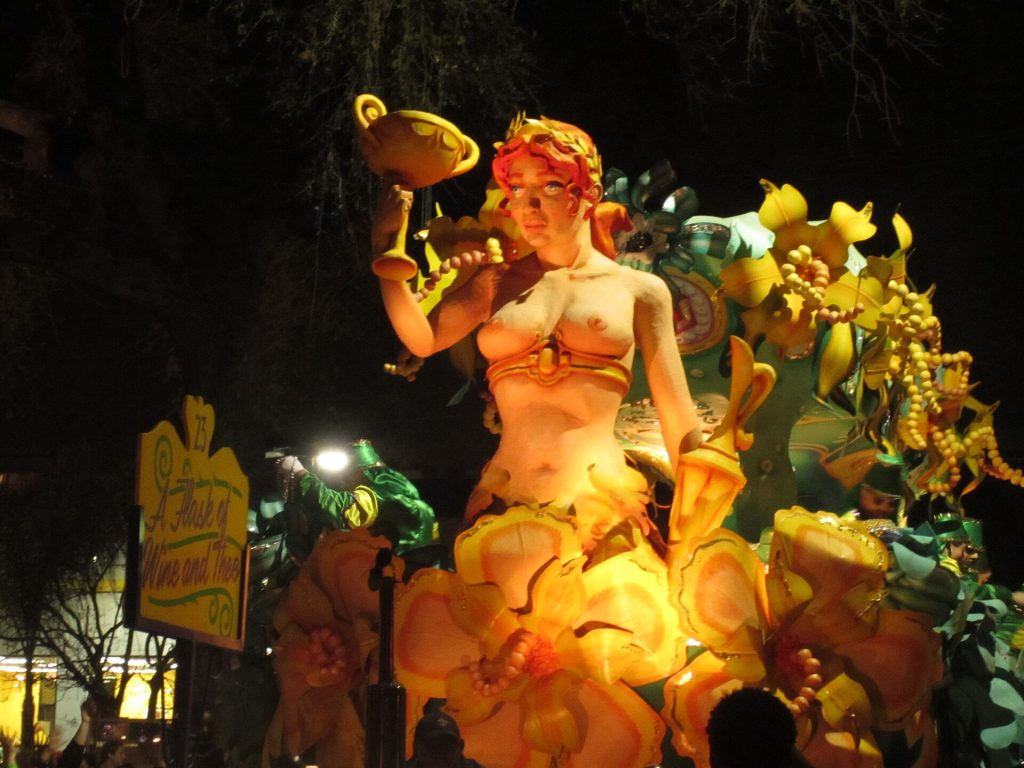 Valaistu karnevaalivaunu Mardi Gras -iltaparaatissa St. Charles Avenuella New Orleansissa