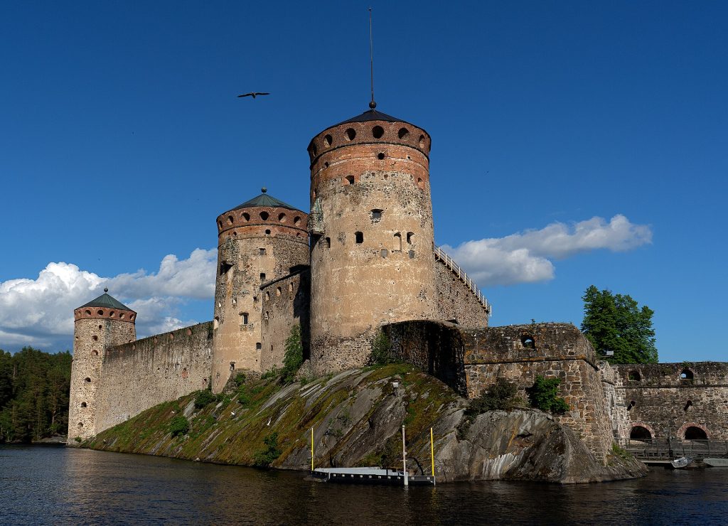 Olavinlinnan kivitornit ja muurit kallioisella saarella Savonlinnassa kesällä