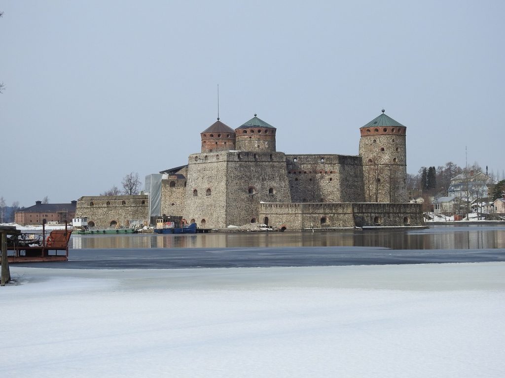 Olavinlinna lumisen ja jäisen salmen takana talvella