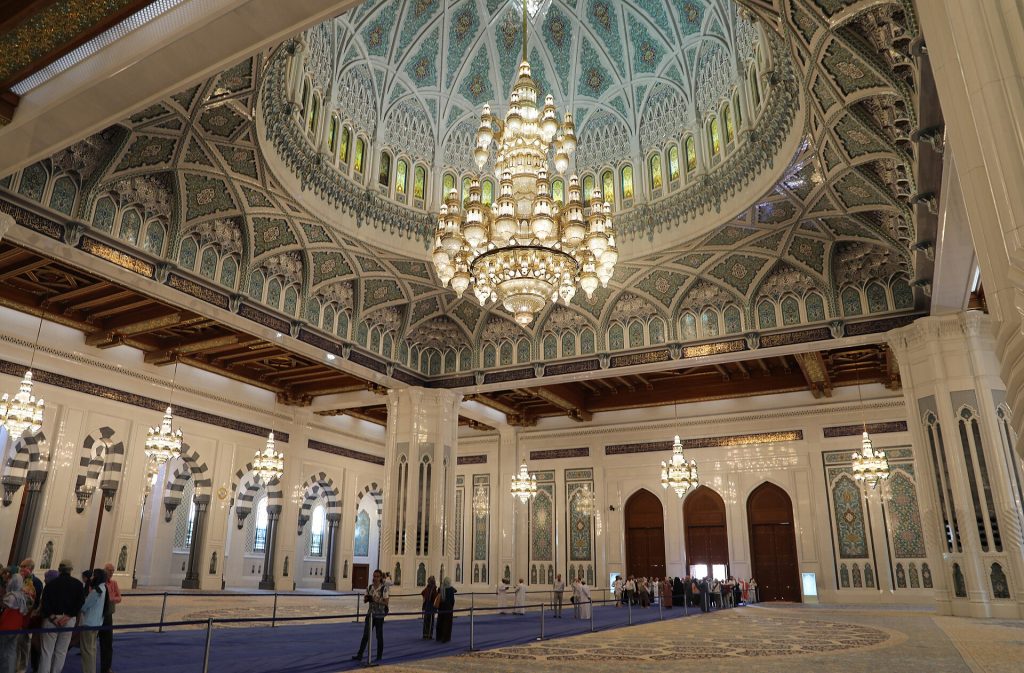 Sultan Qaboosin suuren moskeijan rukoussali, kattokruunu ja käsinsolmittu matto Muscatissa