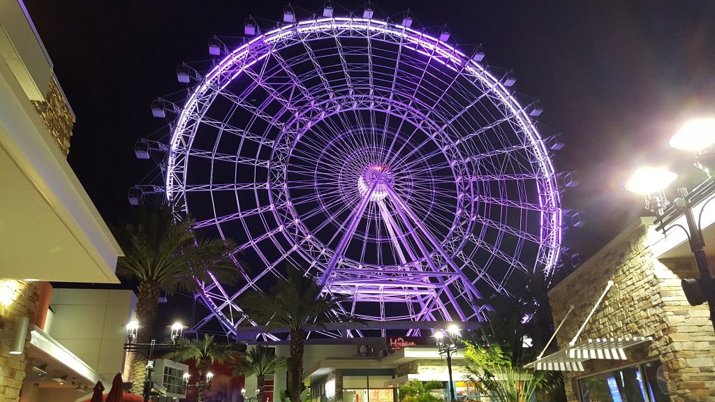 ICON Parkin valaistu maailmanpyörä International Drivella Orlandossa