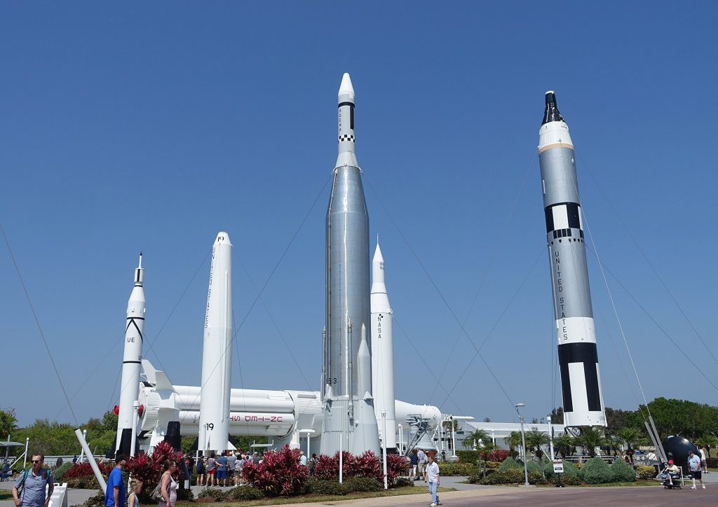 Rocket Garden -rakettinäyttely Kennedy Space Centerin vierailijakeskuksessa