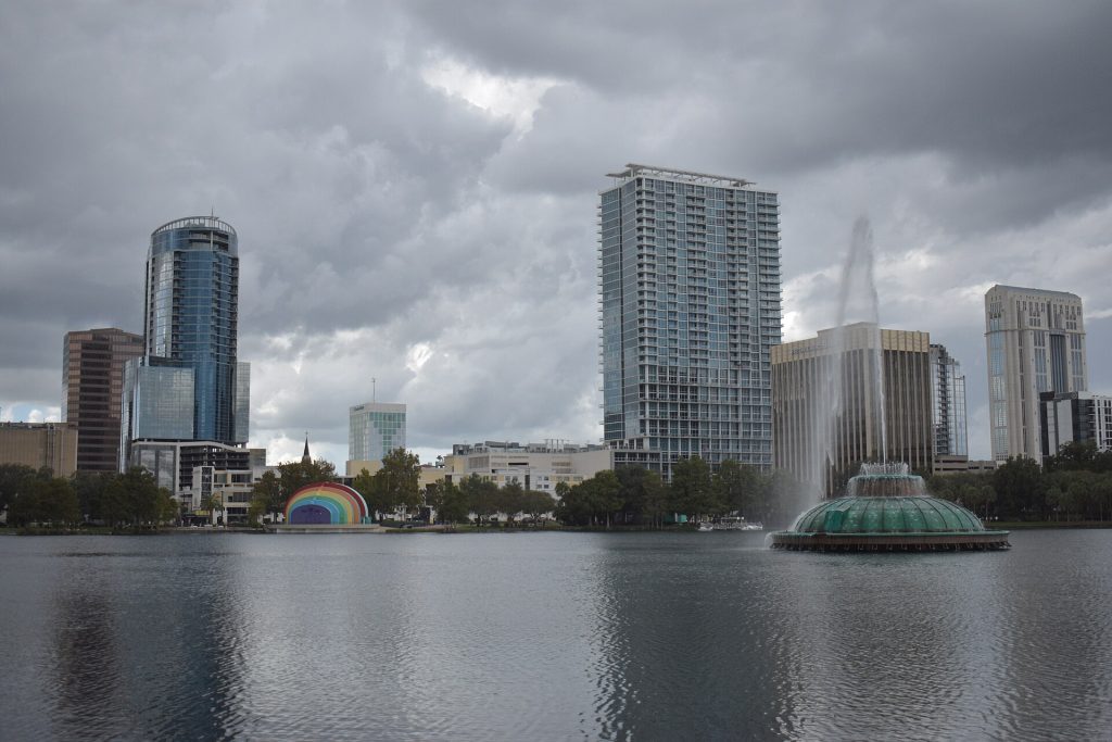 Lake Eola -järvi ja suihkulähde Orlandon keskustan pilvenpiirtäjien edessä