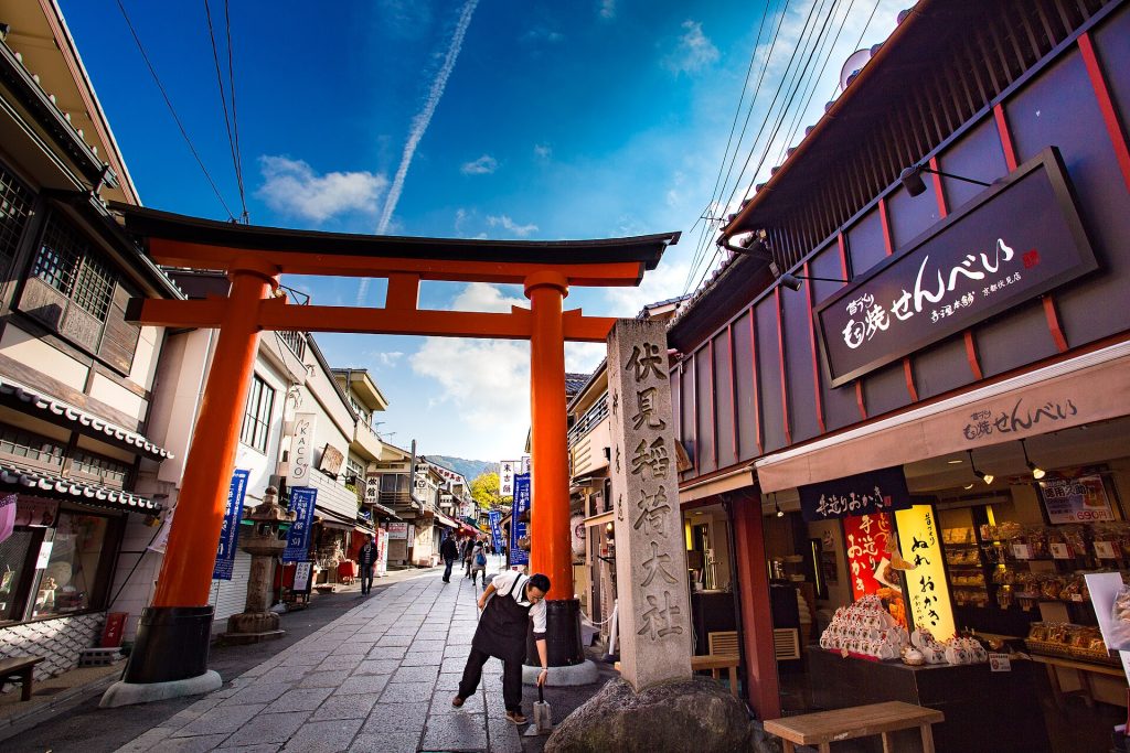 Punainen torii-portti ja kauppakatu Osakassa Japanissa