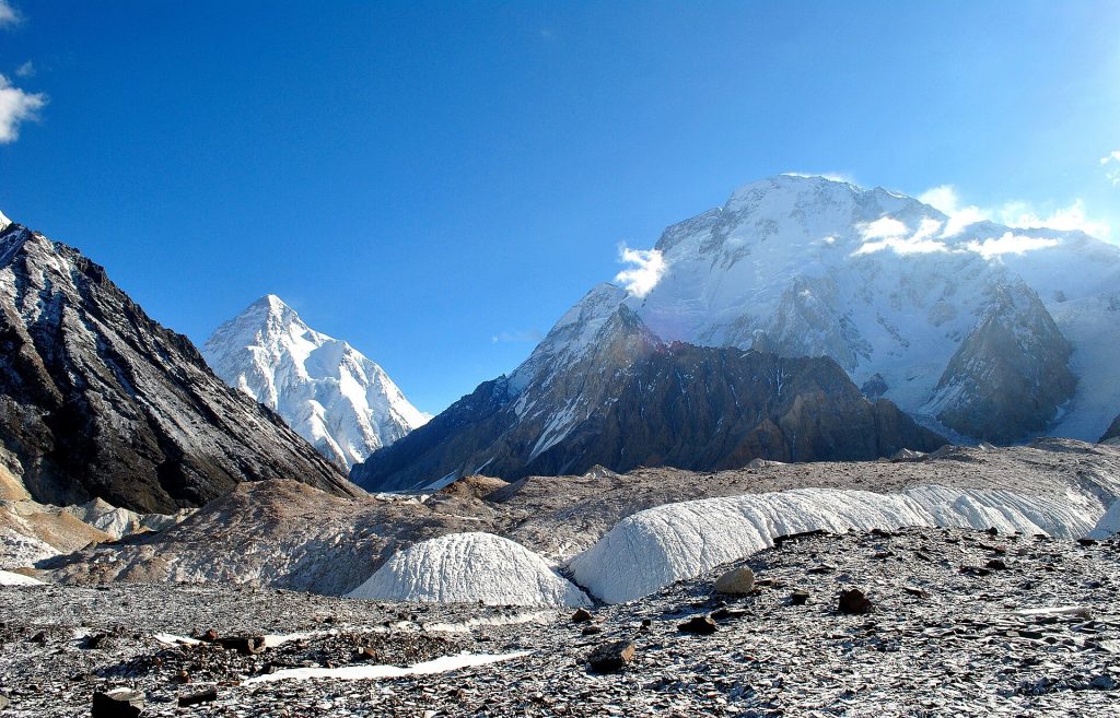 K2 ja Broad Peak kohoavat Baltoron jäätikön yllä Concordian lähellä