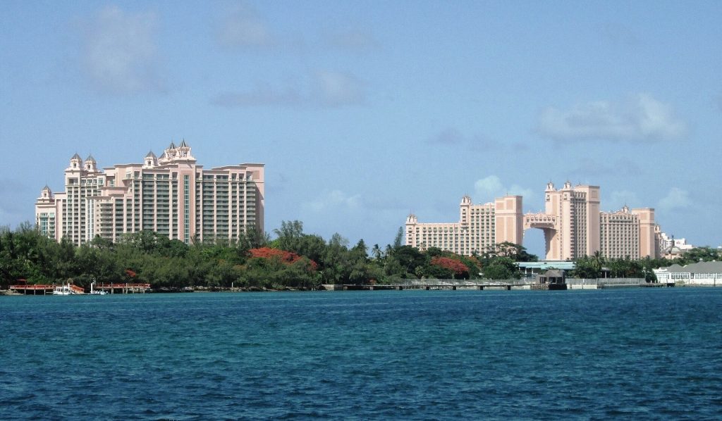 Paradise Islandin Atlantis-lomakeskuksen tornit Nassaun satamasta nähtynä