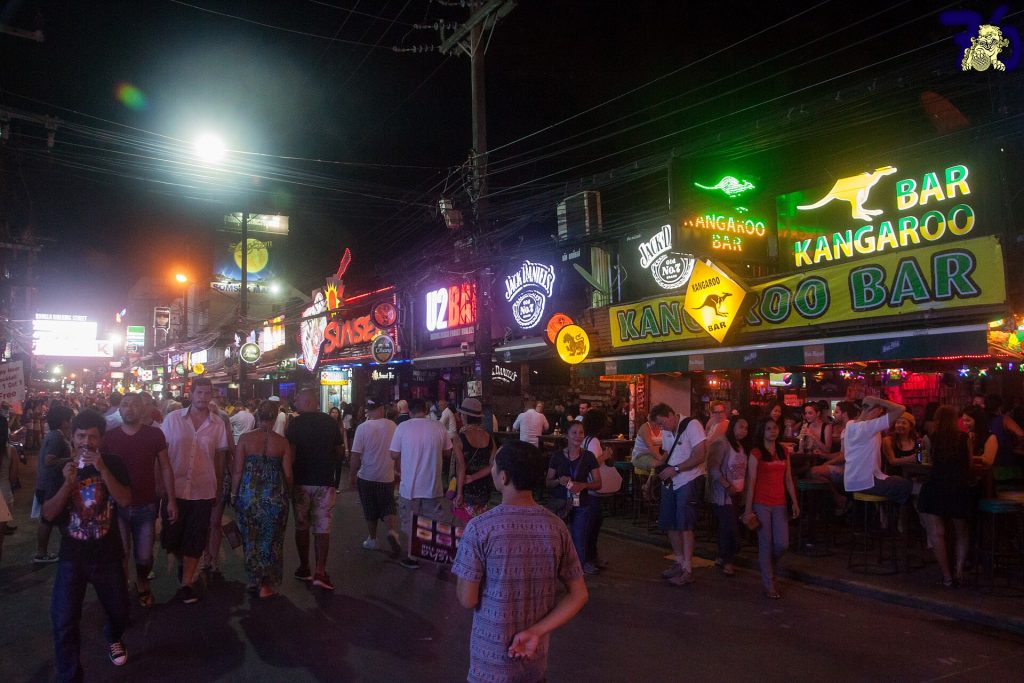Bangla Roadin baarit ja neonvalot illalla Patongissa