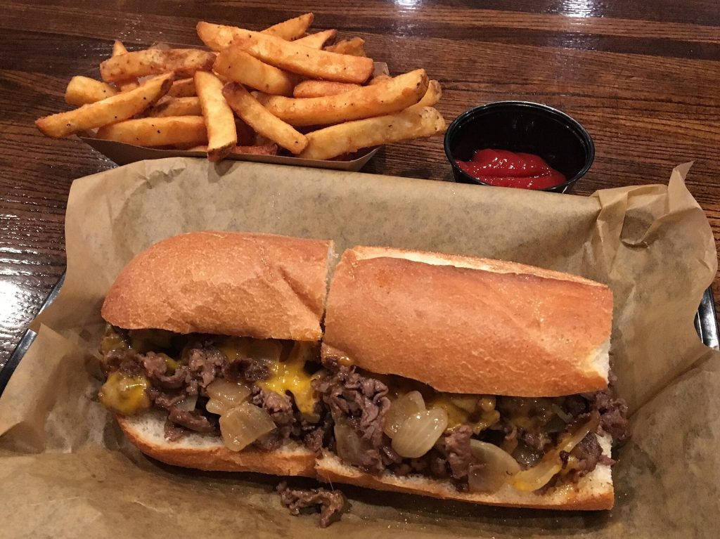 Philly cheesesteak -voileipä ranskalaisten perunoiden kanssa Philadelphiassa