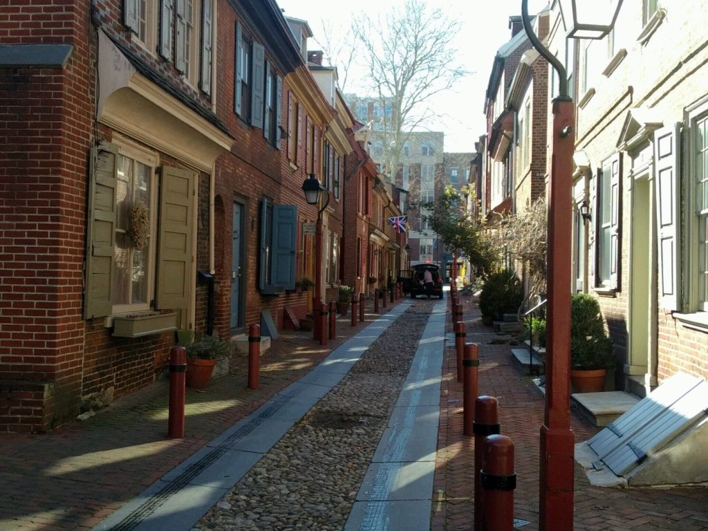 Elfreth's Alleyn kapea mukulakivikuja ja 1700-luvun tiilitalot Old Cityssä