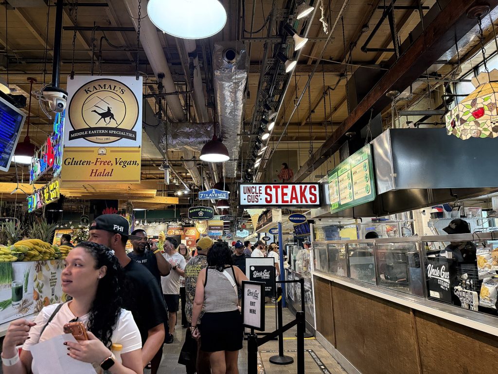 Ruokakojuja ja asiakkaita Reading Terminal Market -kauppahallissa Philadelphiassa