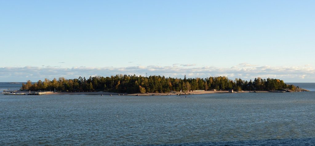 Läntinen Pihlajasaari metsineen ja rantakallioineen mereltä nähtynä aurinkoisena päivänä