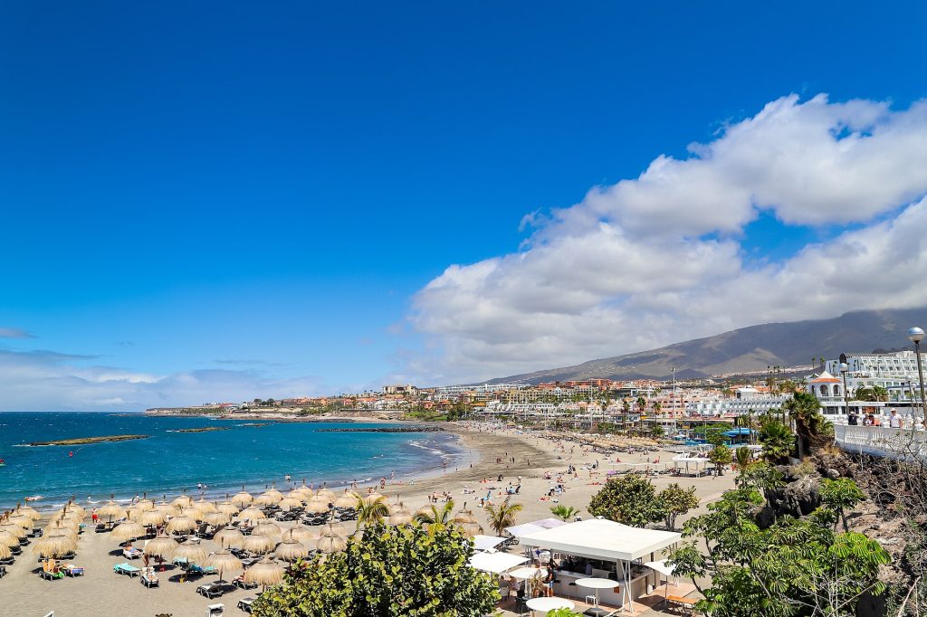 Ilmakuva Playa de Torviscasin rannasta ja hotelleista Costa Adejessa Teneriffalla