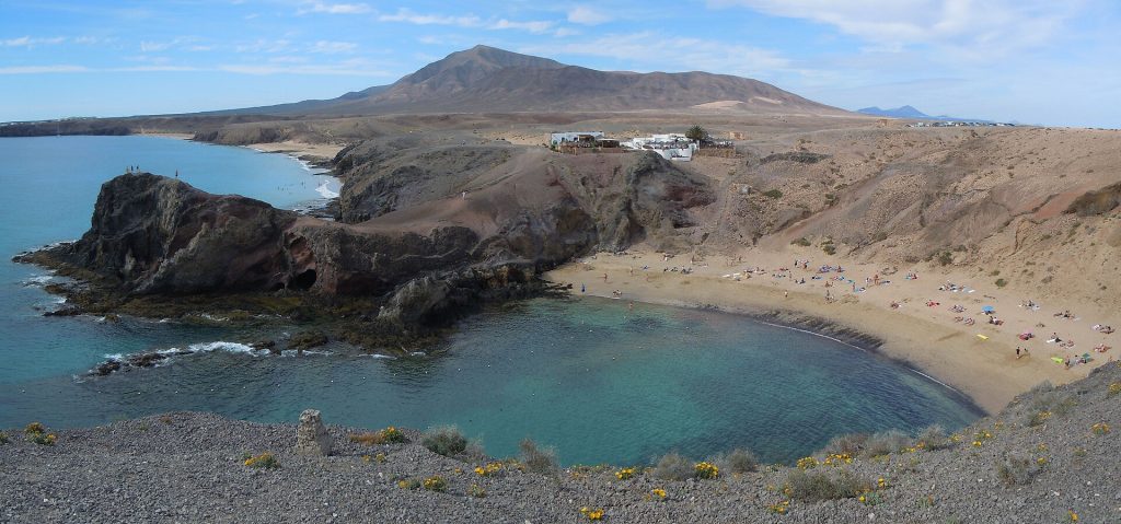 Playa del Papagayon poukama ja turkoosi meri Los Ajachesin vuorten juurella Lanzaroten eteläkärjessä