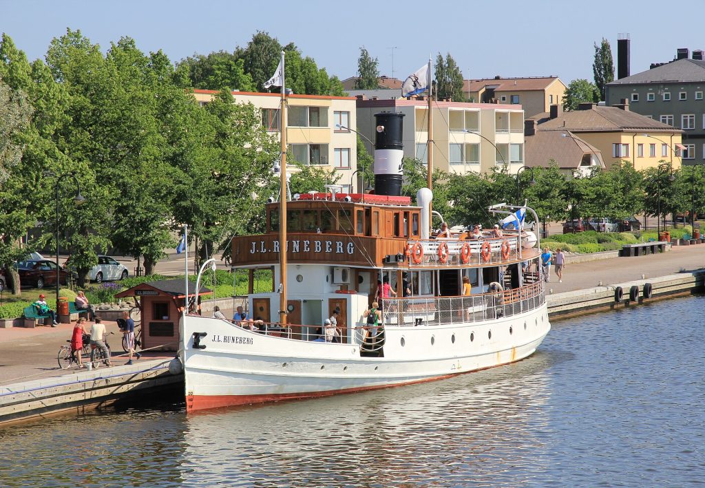 Valkoinen matkustajalaiva M/S J. L. Runeberg laiturissa Porvoonjoella