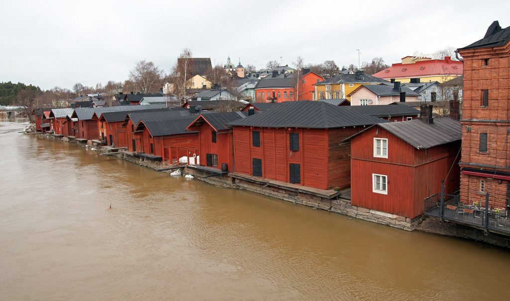 Punaiset ranta-aitat Porvoonjoen rannalla Vanhassa Porvoossa