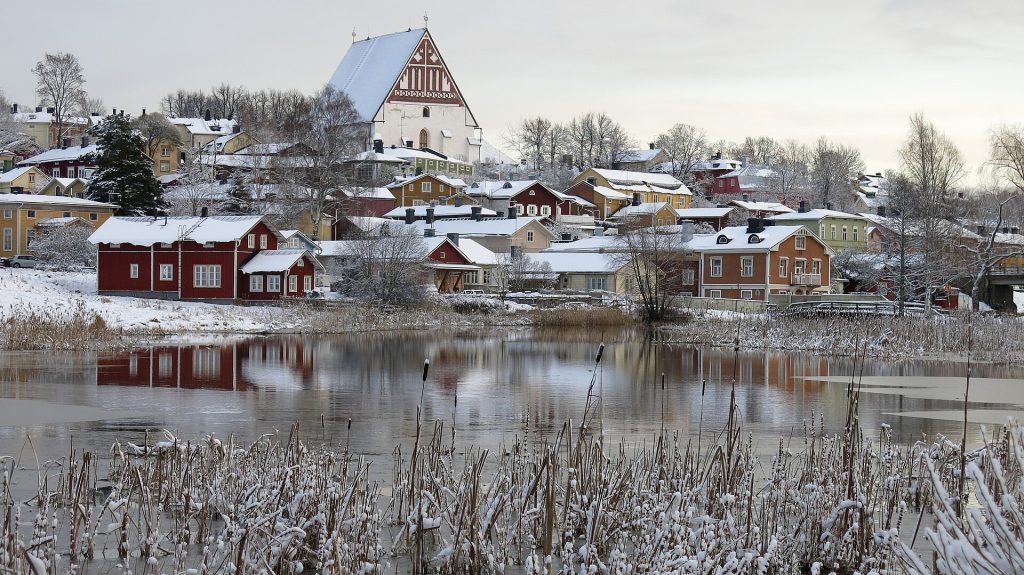 Porvoon tuomiokirkko ja Vanhan Porvoon puutalot talvella joen yli nähtynä