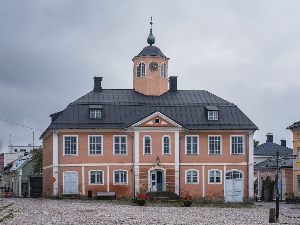 Vaaleanpunainen Porvoon vanha raatihuone tornikelloineen Raatihuoneentorilla