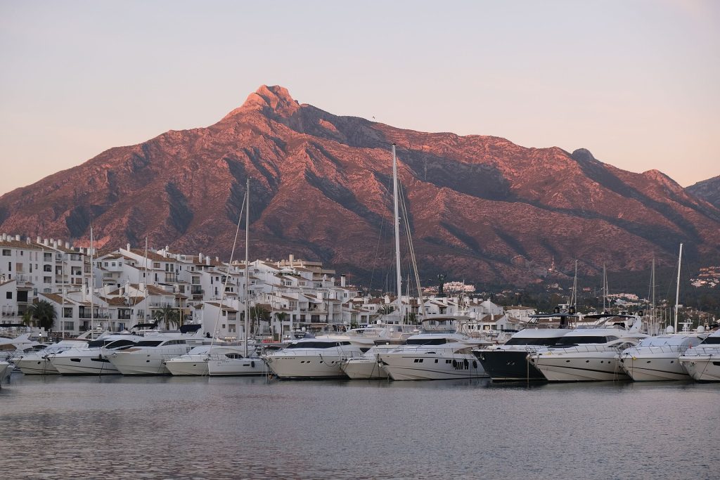 Huvijahteja Puerto Banúsin satamassa Marbellassa, taustalla La Conchan vuori