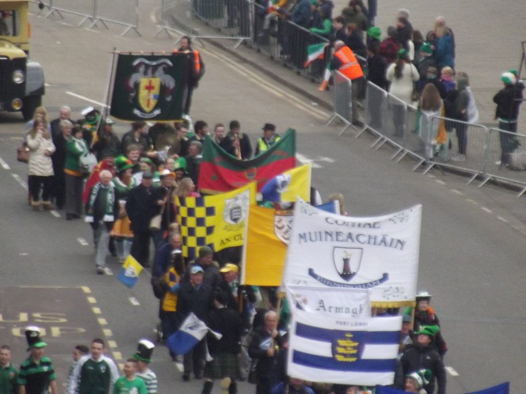 Pyhän Patrikin päivän paraati kulkee Digbethin kaupunginosassa Birminghamissa