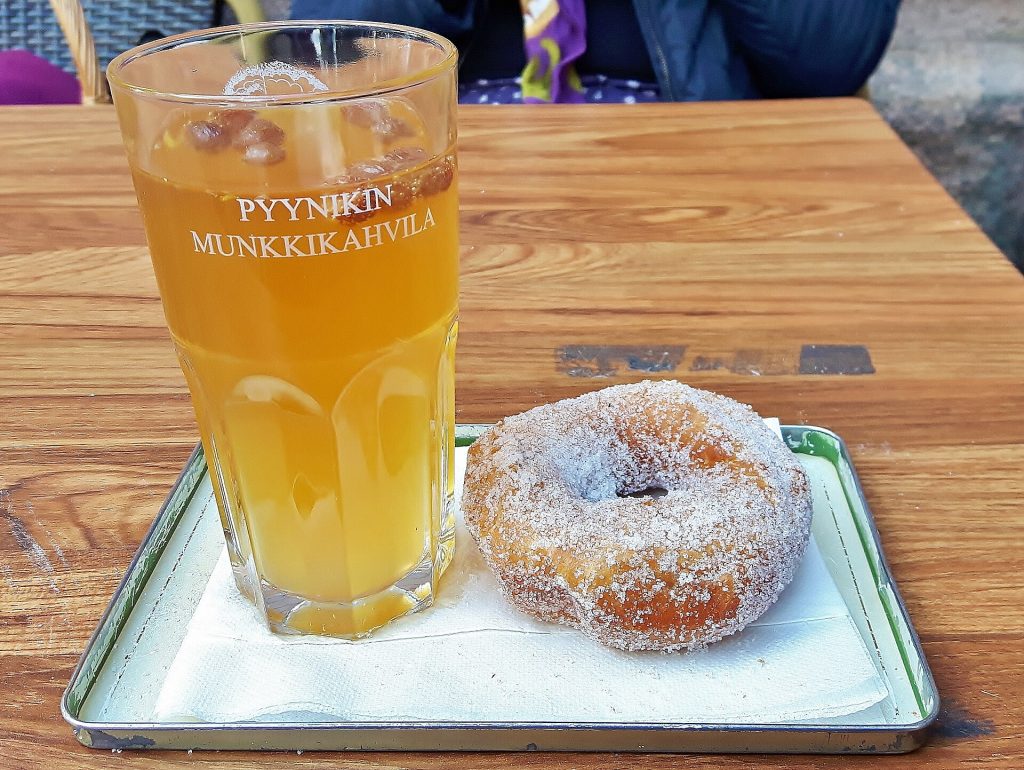 Pyynikin näkötornin kahvilan sokerimunkki ja juoma pöydällä