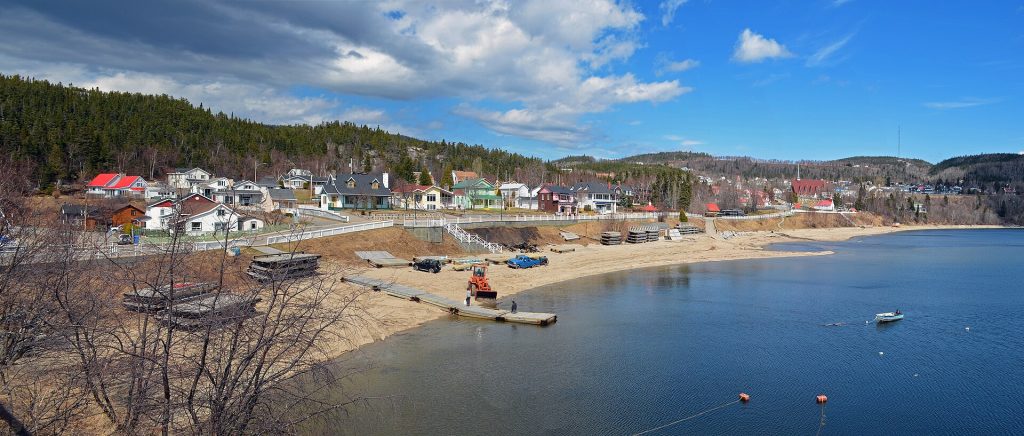 Tadoussacin lahti, hiekkaranta ja kylän rakennukset Saguenay-vuonon suulla