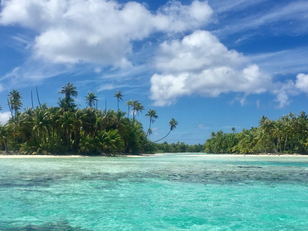 Palmusaaria ja kirkas turkoosi laguuni Rangiroan atollilla