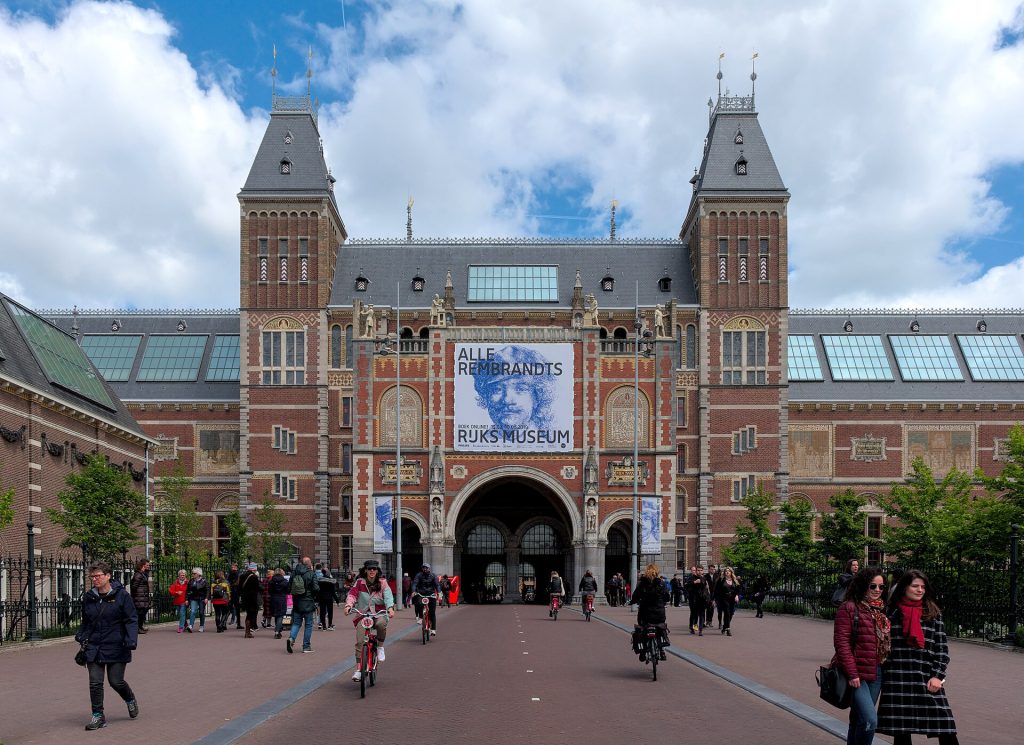Rijksmuseumin eteläjulkisivu ja Museumpleinin puoleinen sisäänkäynti Amsterdamissa