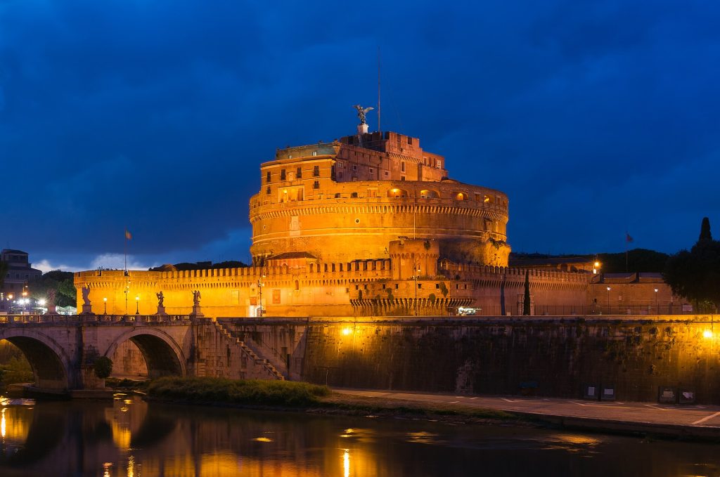 Castel Sant'Angelo ja Pyhän enkelin silta iltahämärässä Tiber-joen rannalla