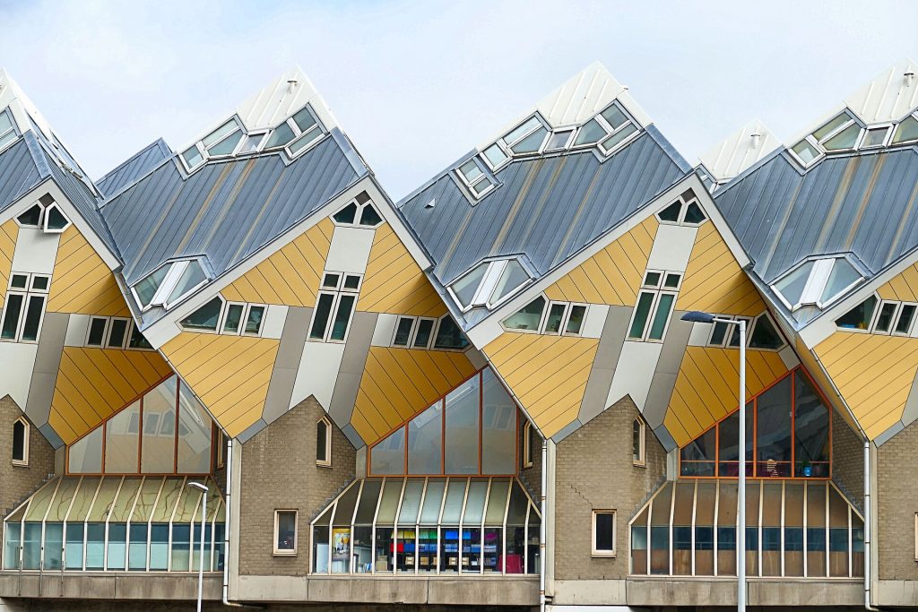 Rotterdamin keltaiset kuutiotalot kallellaan pylväiden päällä