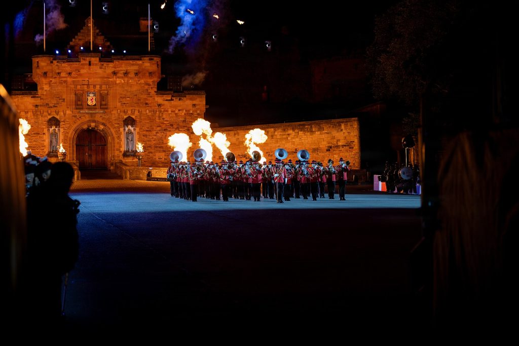 Royal Edinburgh Military Tattoo -esitys Edinburghin linnan edustalla illalla