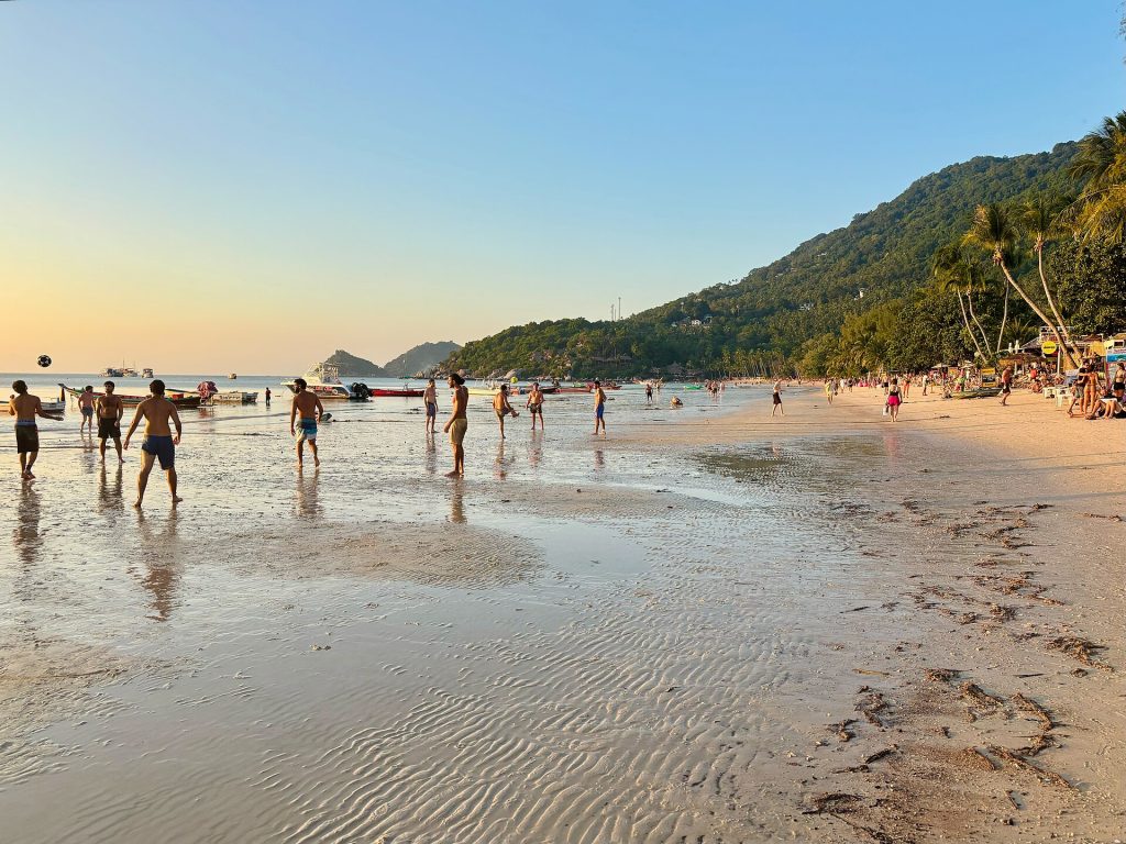 Sairee Beachin hiekkaranta Koh Taolla iltavalossa