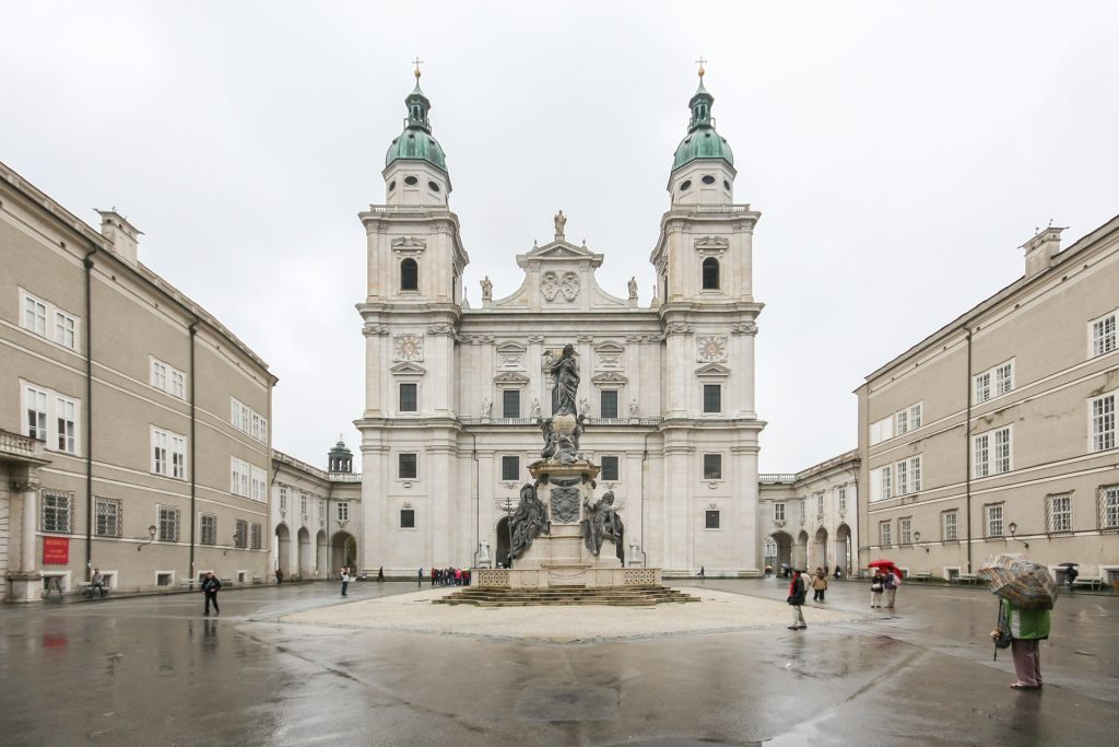 Salzburgin tuomiokirkon julkisivu ja Domplatz-aukio