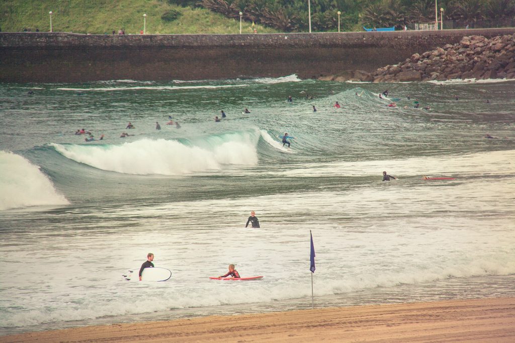 Surffaajia aalloilla Zurriolan rannalla San Sebastiánissa