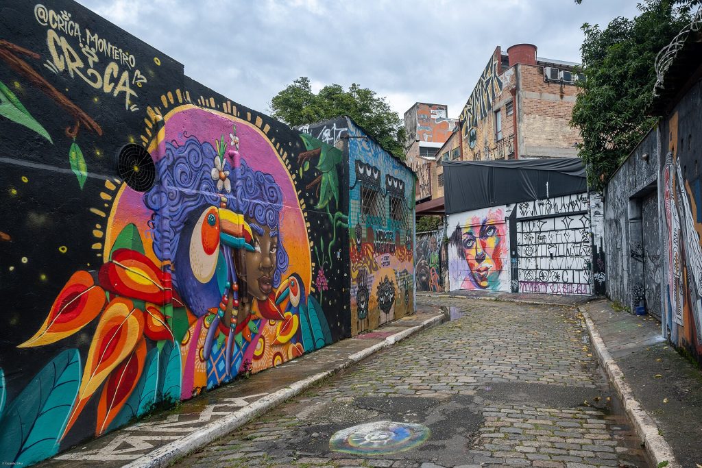 Graffiteja ja seinämaalauksia Beco do Batman -kujalla Vila Madalenassa