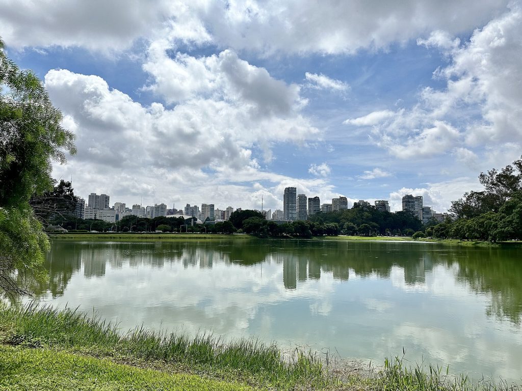 Ibirapuera-puiston järvi ja São Paulon pilvenpiirtäjät taustalla