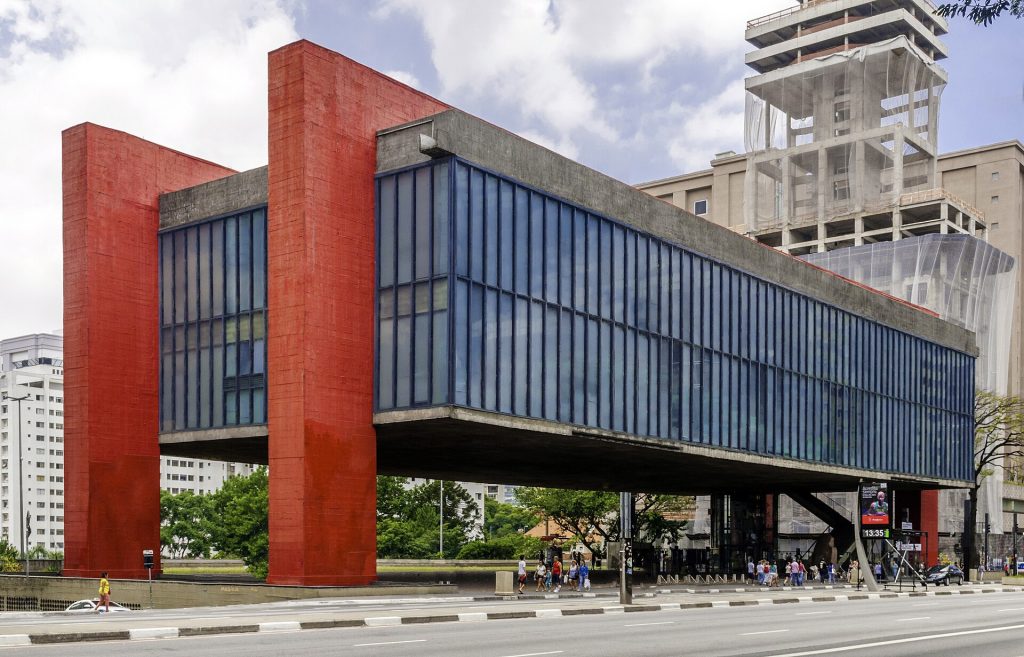 MASP-taidemuseon punaisten pilarien varaan ripustettu lasirakennus Avenida Paulistalla