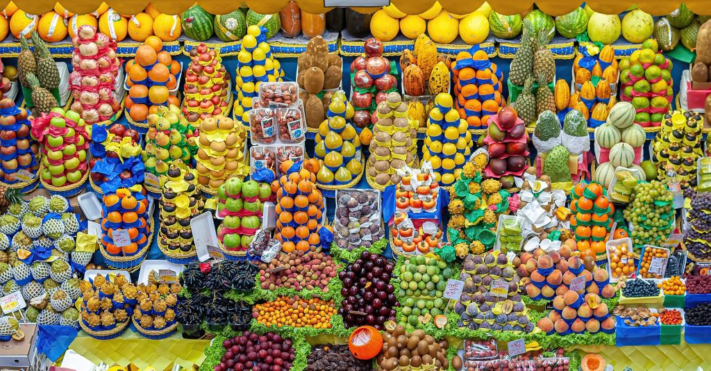 Hedelmäkoju täynnä trooppisia hedelmiä São Paulon kauppahallissa Mercado Municipalissa