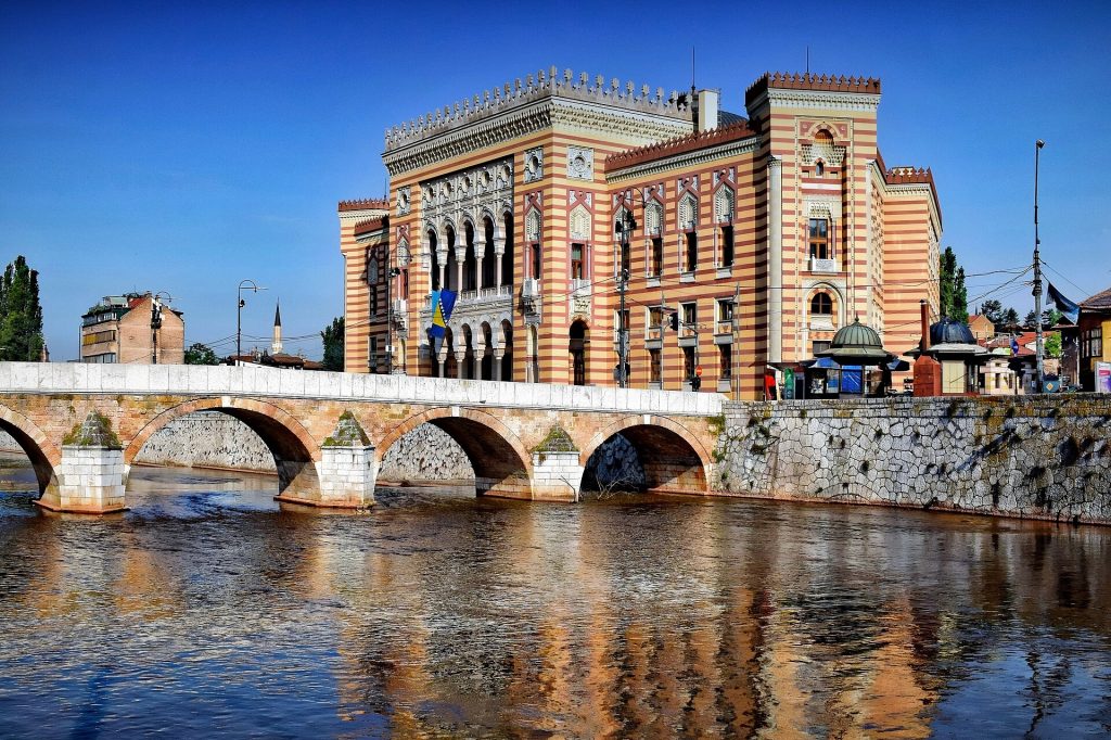Sarajevon raatihuone Vijećnica ja kivisilta Miljacka-joen rannalla