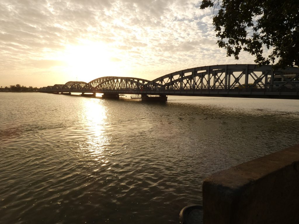 Faidherbe-silta Senegal-joen yllä Saint-Louisissa ilta-auringossa