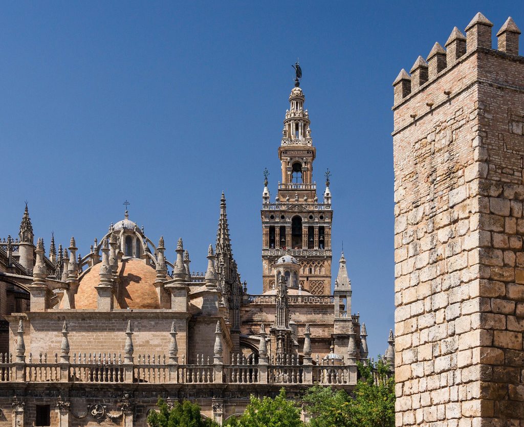 Sevillan katedraali ja Giralda-kellotorni sinistä taivasta vasten
