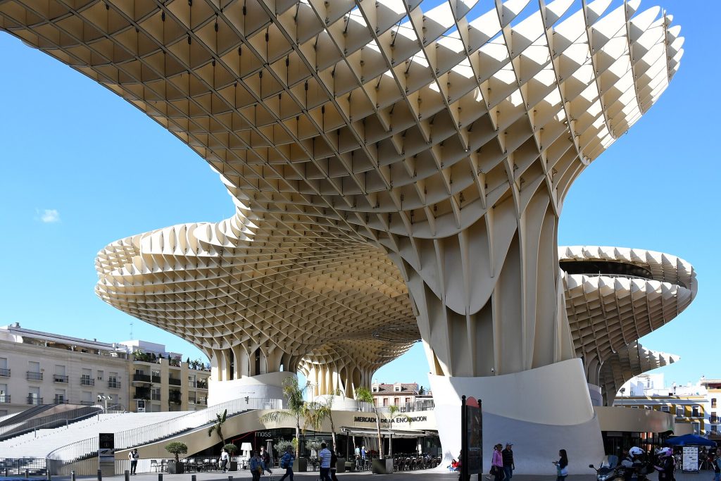 Metropol Parasol -puurakennelman aaltoilevat varjostimet Plaza de la Encarnaciónilla Sevillassa