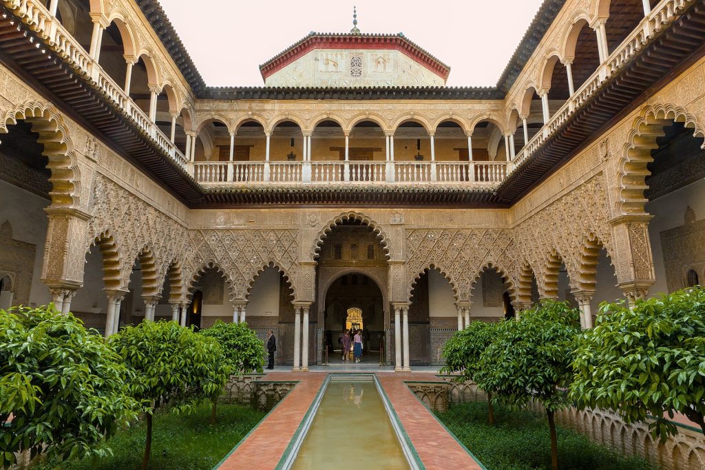 Real Alcázarin Patio de las Doncellas -sisäpiha ja pitkä vesiallas Sevillassa