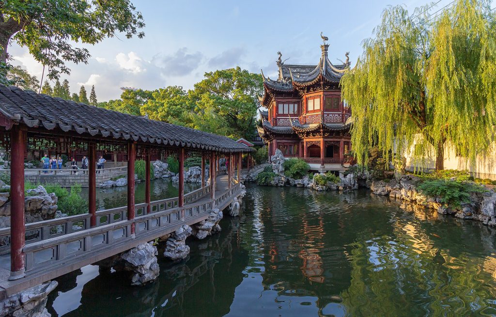 Yu-puutarhan lampi, katettu käytävä ja perinteinen paviljonki Shanghaissa