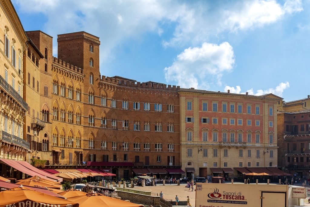 Sienan simpukanmuotoinen Piazza del Campo -aukio ja kaupungintalon torni