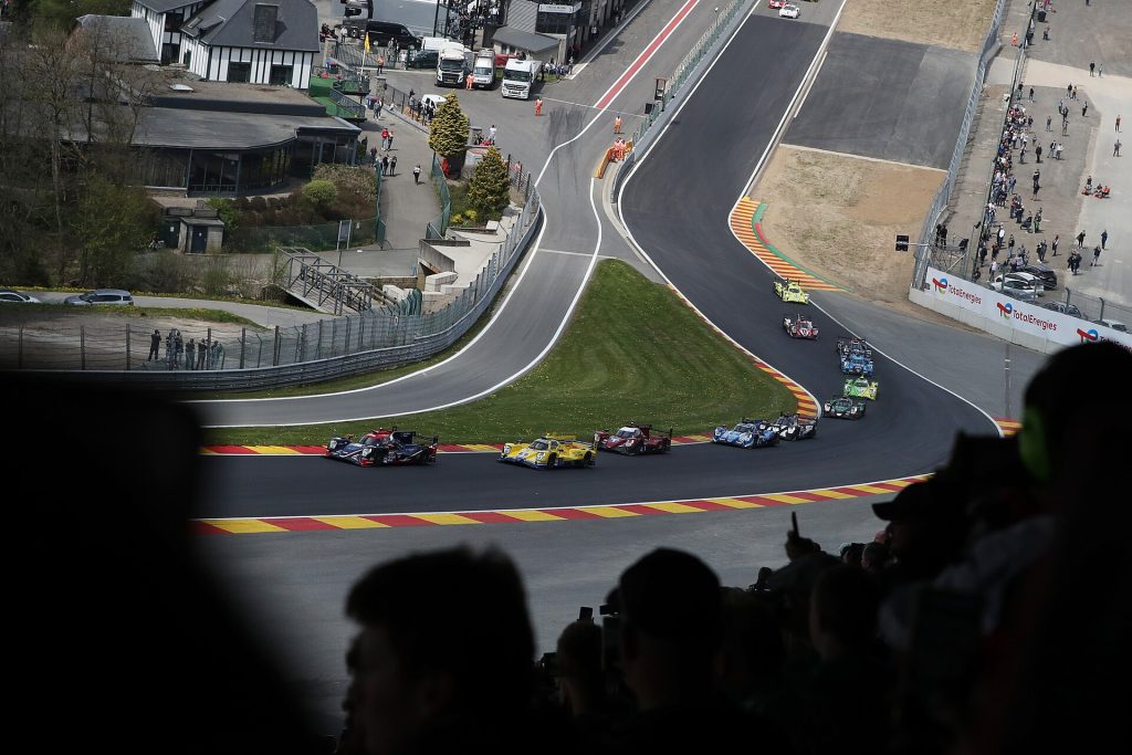 Eau Rouge -mutka ja katsomo Spa-Francorchampsin moottoriradalla Belgiassa