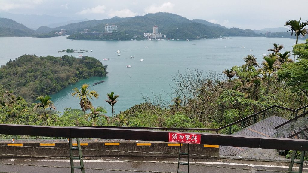 Näkymä vuorten ympäröimälle Sun Moon Lake -järvelle Keski-Taiwanissa