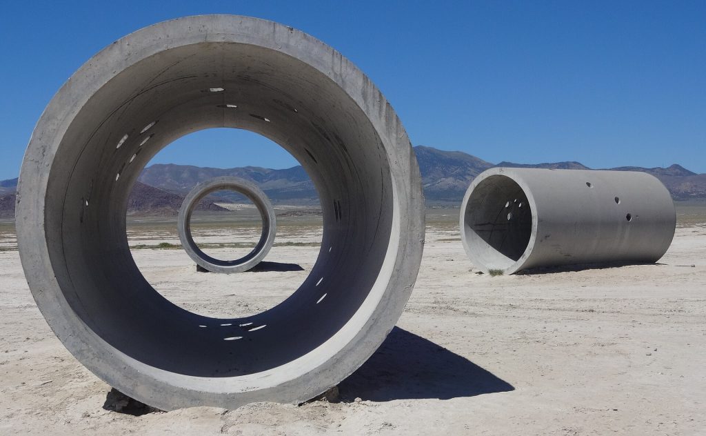 Nancy Holtin Sun Tunnels -teoksen betoniputket Great Basinin autiomaassa Utahissa